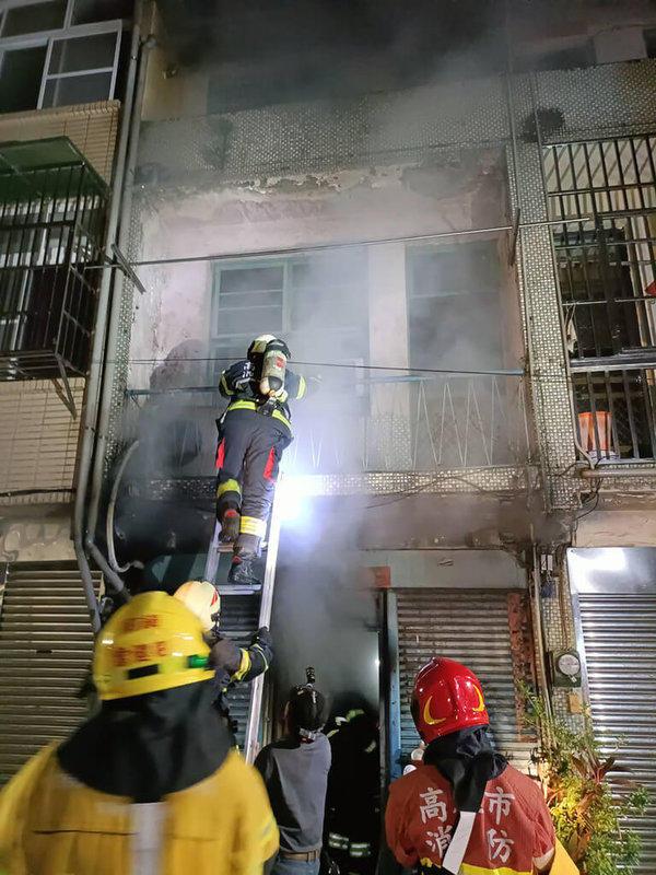 高雄市前鎮區鎮東一街民宅21日晚間發生火警，消防獲報到場布水線搶救，並破窗架梯入室搜救，成功救出1人。（高雄市消防局提供）中央社記者林巧璉傳真  112年5月21日