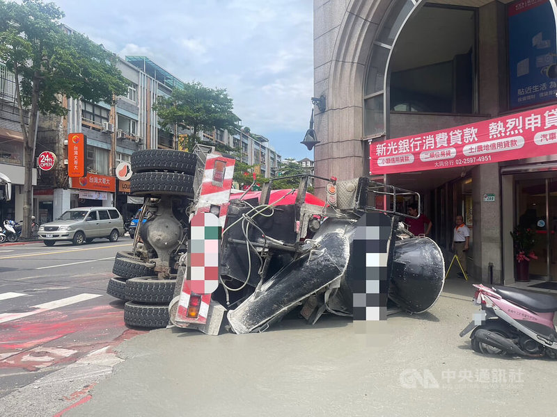 台北市大同區22日下午發生水泥預拌車失控翻覆意外，根據警方調查，黃姓駕駛案發時疑因左轉操作不當導致車體側翻，水泥也流滿人行道。（翻攝照片）中央社記者黃麗芸傳真 112年5月22日