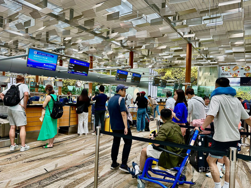中华航空22日再度推出「永续示范航班」，这次以台北-新加坡来回2个班次扩大执行，图为回程班机旅客在樟宜机场办理登机手续。中央社记者侯姿莹新加坡摄  112年5月22日
