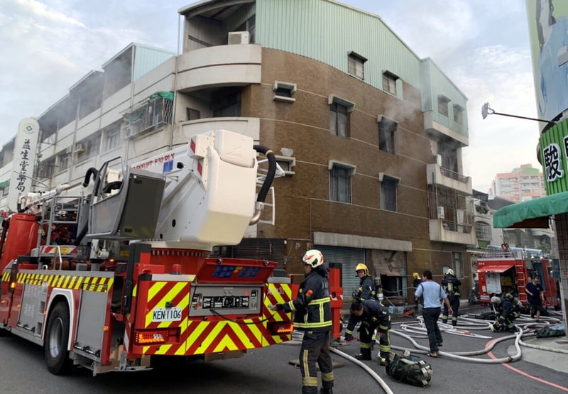 嘉義市杭州三街22日發生住宅火警,屋內5人分別受困在2樓、4樓陽台,消防人員利用雲梯車順利救人,有3人感到身體不適送醫,已無大礙。(嘉義市消防局提供)中央社記者黃國芳傳真 112年5月22日