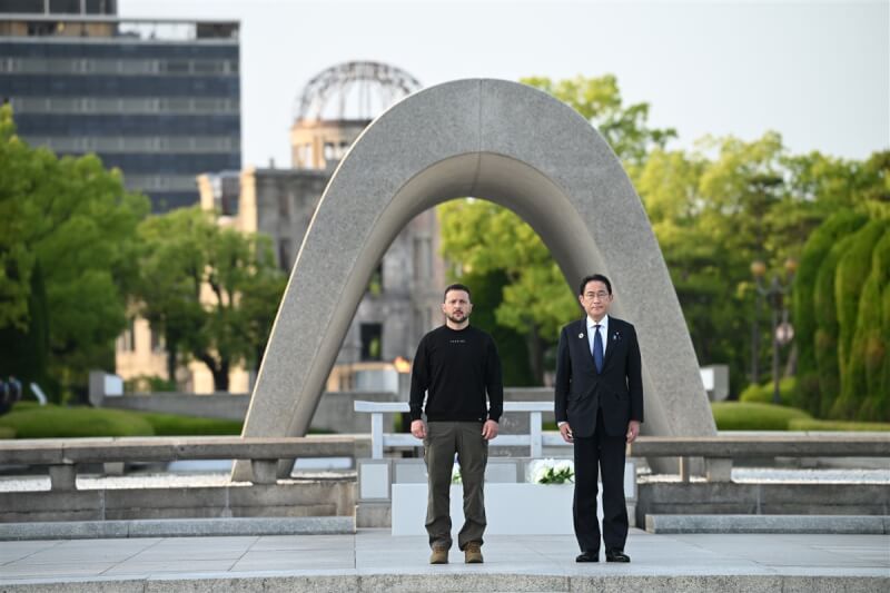 G7輪值主席國日本19至21日在曾遭原子彈轟炸的廣島主辦峰會。烏克蘭總統澤倫斯基參與最後一天議程後，由日本首相岸田文雄陪同前往原爆罹難者慰靈碑前獻花。（日本外務省提供）中央社記者楊明珠廣島傳真 112年5月21日