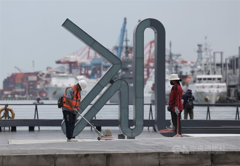 行政院主計總處22日公布4月失業率為3.5%，月減0.06個百分點；經季節調整後失業率為3.56%，月減0.03個百分點，無論經季節調整前、後的失業率，都呈現月下降。圖為工作人員在基隆海洋廣場作業情形。中央社記者吳家昇攝 112年5月22日