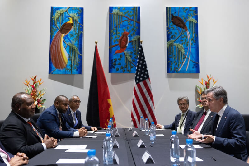 美國國務卿布林肯（右1）22日與巴布亞紐幾內亞簽署國防合作協議，允許美國軍隊進入其機場和港口。左1為巴紐總理馬拉普。（圖取自twitter.com/SecBlinken）