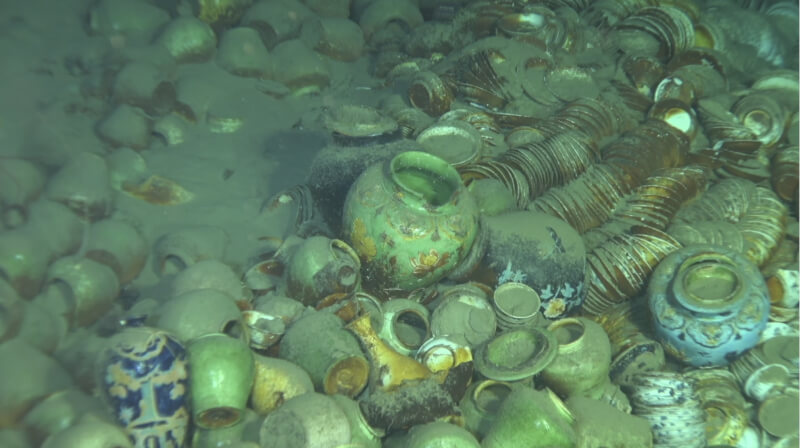 中國公布去年在南海約1500公尺深海域發現兩處古代沉船，文物數量逾10萬件，以瓷器為主。（中新社）