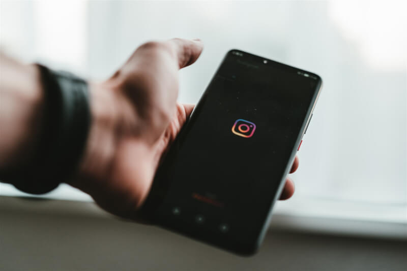 社群平台Instagram 22日早上傳出當機，不少用戶發現畫面空白或無法更新動態消息，約一個半小時後恢復正常。（圖取自Unsplash圖庫）