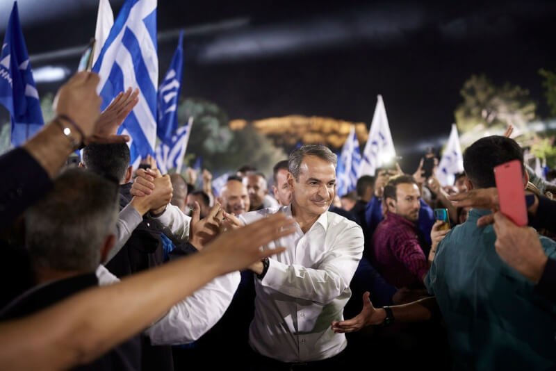 希臘執政的保守派新民主黨在21日國會大選中，恐怕無法跨越單獨組成政府的門檻，總理米佐塔基斯（中）暗示將於一個月內再度大選。（圖取自facebook.com/kyriakosmitsotakis）