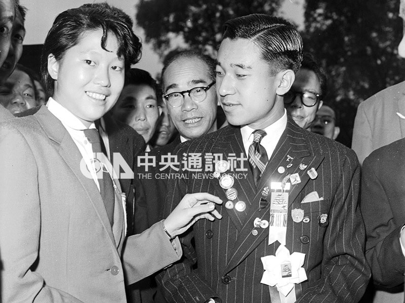 我國代表團員中年紀最輕的17歲游泳女選手張宗慈（前左），代表台灣為明仁皇太子（前右）別上中華民國代表團紀念章。（中央社檔案照片）