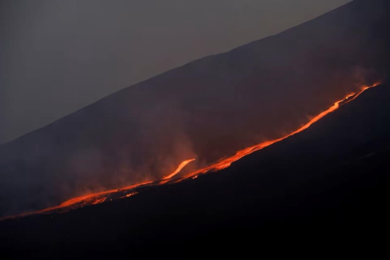 圖為埃特納火山去年5月31日噴發情形。（路透社）