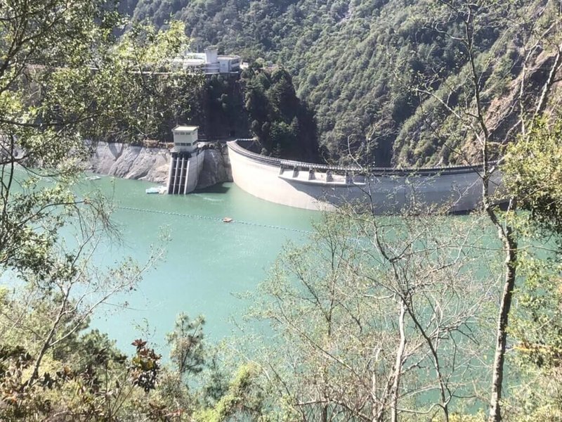 從22日晚間到23日上午的降雨，為中台灣各水庫帶來進帳，其中德基水庫進帳121萬噸，有效蓄水率回到5成以上。（民眾提供）中央社記者郝雪卿傳真 112年5月23日