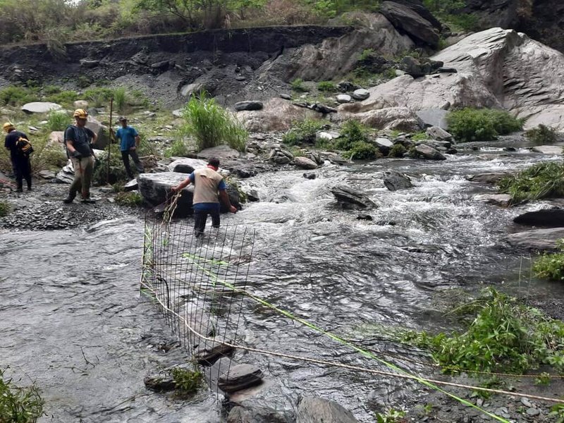 屏东县飞龙瀑布溯溪意外已酿4死。图为搜救人员23日挺进山区搜寻失踪者。（屏东县消防局提供）