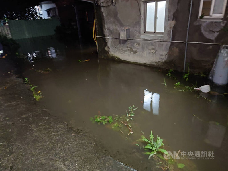 受鋒面帶來大雨影響，新北市泰山區楓江路143巷23日凌晨近1時許因河道滿溢導致3戶淹水，不過皆無安置需求，隨降雨趨緩與區公所人員調派協力廠商到場抽水，目前積水已逐步消退。（翻攝照片）中央社記者高華謙傳真 112年5月23日