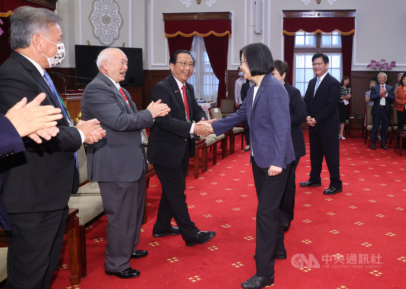 總統蔡英文（前右）23日在總統府接見2023年羅省中華會館回國訪問團，與團員握手致意。中央社記者鄭傑文攝 112年5月23日