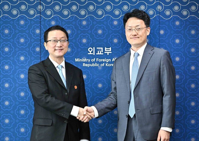 韓國外交部東北亞局長崔容準（右）22日與中國外交部亞洲司司長劉勁松（左）會面。（韓國外交部提供）中央社記者廖禹揚首爾傳真 112年5月23日