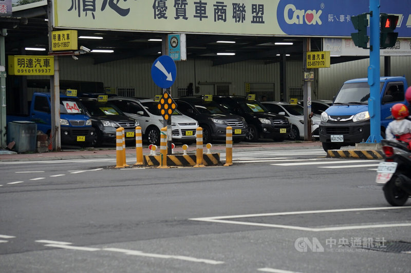 花蓮縣府在花蓮市中央路、和平路新增行人庇護島，民眾認為設計不良，影響駕駛動線，即便加裝反光防撞桿仍經常有車輛撞上。花蓮縣府回應，會再檢討如何改善。中央社記者張祈攝 112年5月23日