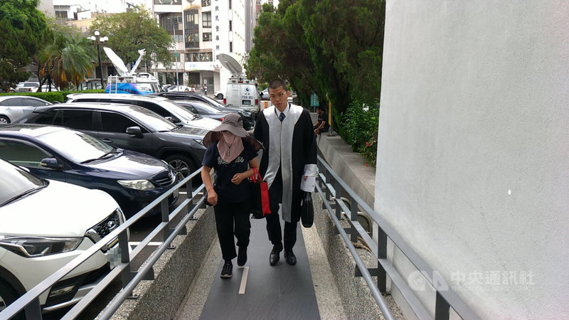 台中賴姓男高三生擁5億不動產,日前和夏男登記結婚後墜樓亡,台中地檢署23日再傳喚賴母(左)說明案情,賴母委任律師許哲維(右)也陪同到庭。中央社記者蘇木春攝 112年5月23日