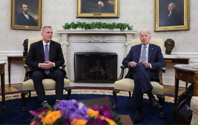 眾議院議長麥卡錫（左）與總統拜登（右）22日在白宮就債務違約問題進行會談。（路透社）