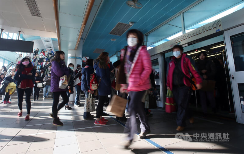 台北捷運局表示，3個月內提出文湖線等中運量車站月台設緊急停車鈕的計畫，盼明年完成設置圖為民眾搭乘台北捷運。圖為民眾在文湖線捷運站上下車。（中央社檔案照片）