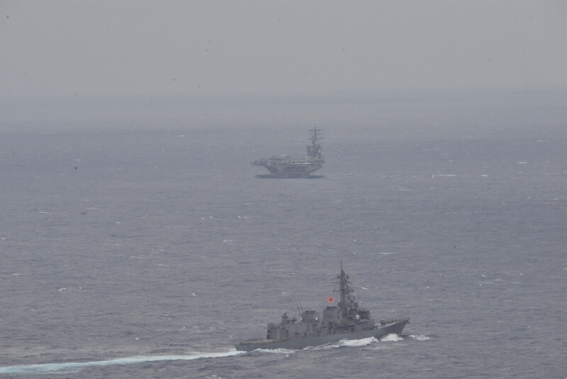 日本海上自衛隊表示，美國海軍核動力航艦尼米茲號及日本護衛艦有明號，5月18日及19日在太平洋及東海進行聯合訓練。（圖取自facebook.com/JMSDF.PAO.fp）