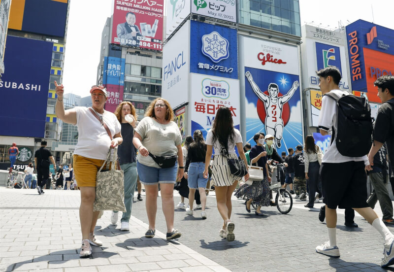 日媒報導，日本政府已開始探討修改外國觀光客免稅制度。圖為4月17日午後大阪觀光人潮。（共同社）