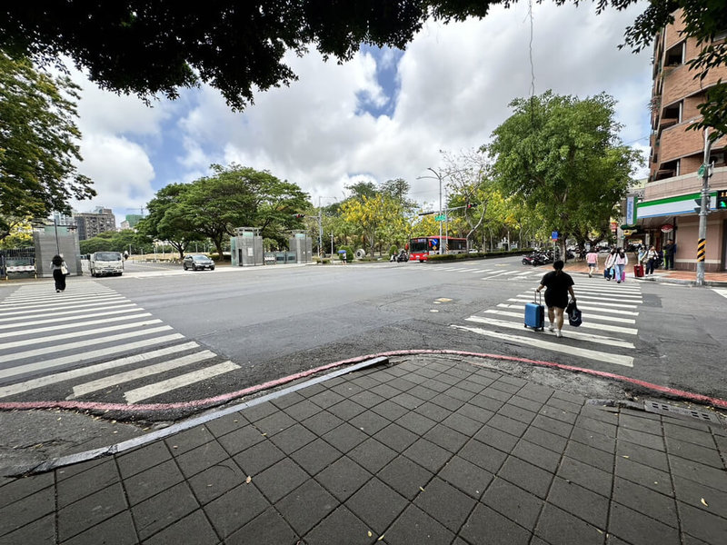 為改善行人路權，高雄市交通局24日表示，已加速完成80處路口的行人專用時相設置。（高雄市交通局提供）中央社記者蔡孟妤傳真  112年5月24日