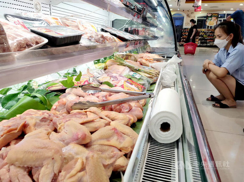 越南家禽養殖協會表示，每個月都有數以萬噸計的廢棄雞肉流入越南，不僅有疫病風險，也威脅當地業者的競爭力。圖為越南消費者在超市購買雞肉。中央社記者陳家倫河內攝 112年5月24日