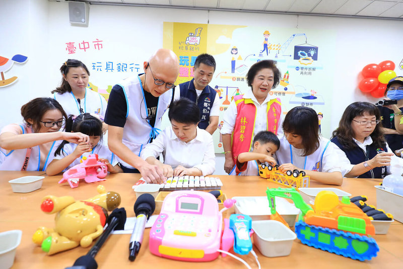 台中市社會局24日在大里兒童青少年福利服務中心成立「玩具銀行」，市長盧秀燕（前左4）出席開幕儀式，並與親子志工們一起整理玩具。（台中市政府提供）中央社記者郝雪卿傳真  112年5月24日