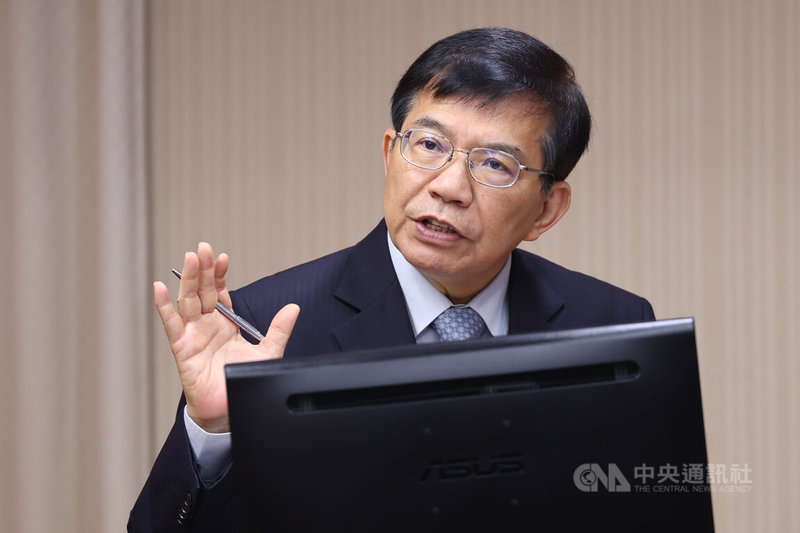 國光客運將調漲國道中長程路線票價,最高漲幅10%。交通部長王國材(圖)24日在立法院表示,國光客運調漲票價並未超過交通部核定的上限,過去國光客運都是以優惠價的方式,現在只是減少優惠。中央社記者王騰毅攝 112年5月24日