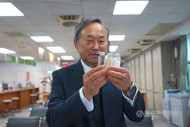 67歲的小山正義(圖)向花蓮市公所求助,希望能尋找叔公當年在台足跡,經文史工作者黃家榮及公所協助,如願找到叔公殉職地點及文史資料,小山正義24日帶著家鄉日本熊本縣的米、鹽巴及水,來台祭拜叔公。中央社記者張祈攝 112年5月24日