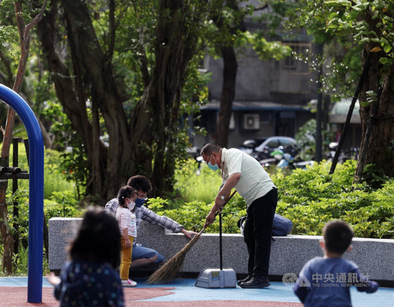 勞動部24日表示，擴大原「僱用退休高齡者傳承補助計畫」，改為中高齡者皆適用；雇主若申請此計畫，每年最高可補助新台幣50萬元。圖為廣慈博愛園區清潔人員打掃。（中央社檔案照片）