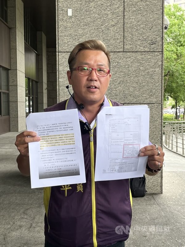 國民黨桃園市議員黃敬平24日以設計不公為由,針對28日起舉行的桃園市立委第5選區初選民調,提出假處分聲請暫停執行。中央社記者葉臻攝 112年5月24日