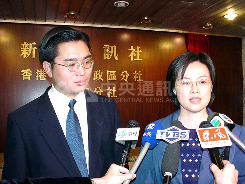 圖為時任新華社記者陳斌華（左起）、范麗青2001年2月於香港受訪。（中央社檔案照片）