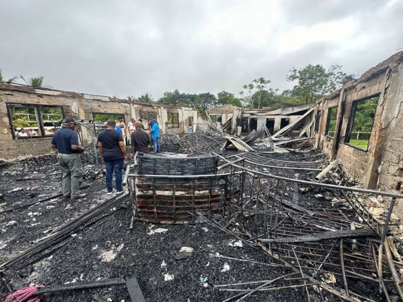 蓋亞那中部馬赫迪耶鎮一間學校宿舍21日大火造成19名未成年人罹難。（路透社）