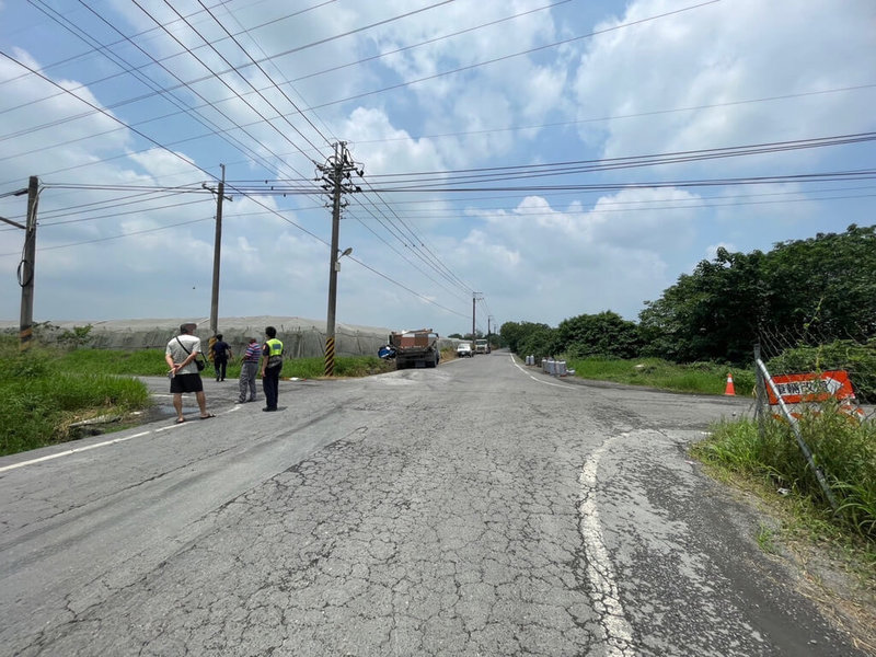 砂石車與小貨車24日上午行經屏東鹽埔鄉德二街、屏28鄉道交岔路口時發生對撞，小貨車翻落田溝幾乎全毀、駕駛多處擦挫傷送醫。（里港警分局提供）中央社記者李卉婷傳真  112年5月25日