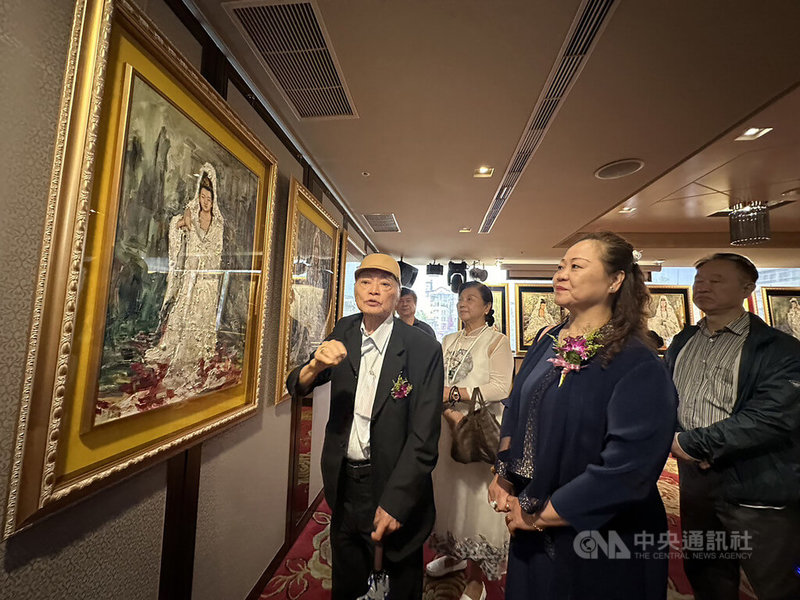 台中市豐原區五都大飯店舉辦「全國名人畫展」，25日邀請知名畫家柳清松（前左）為首名畫家，展出多幅觀音、達摩畫，為期1個月。中央社記者趙麗妍攝  112年5月25日