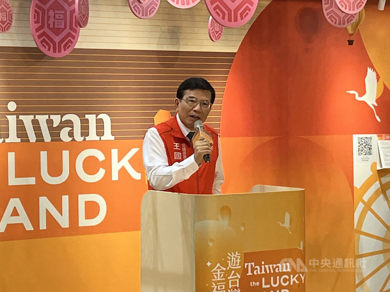 交通部長王國材25日至桃園國際機場視察第3航廈重要進展時表示,第3航廈並非民國115年才可以開始用,113年底就可以開始協助紓解。中央社記者葉臻攝 112年5月25日