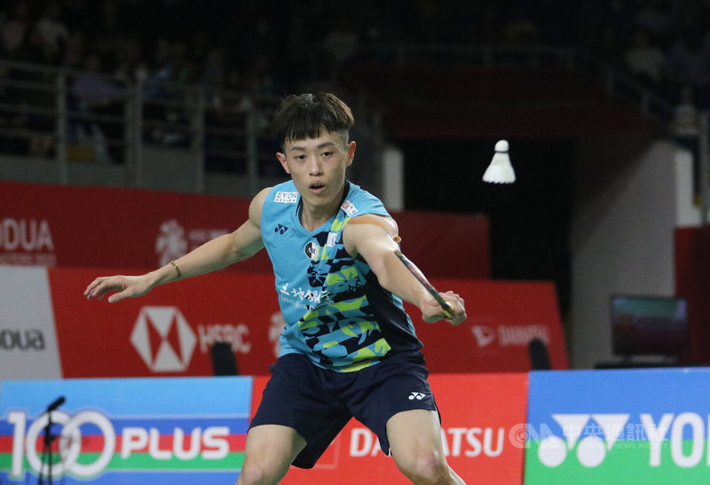 台灣男單林俊易25日在馬來西亞羽球大師賽16強戰,扳倒大馬好手李梓嘉,晉級8強。中央社記者黃自強吉隆坡攝 112年5月25日