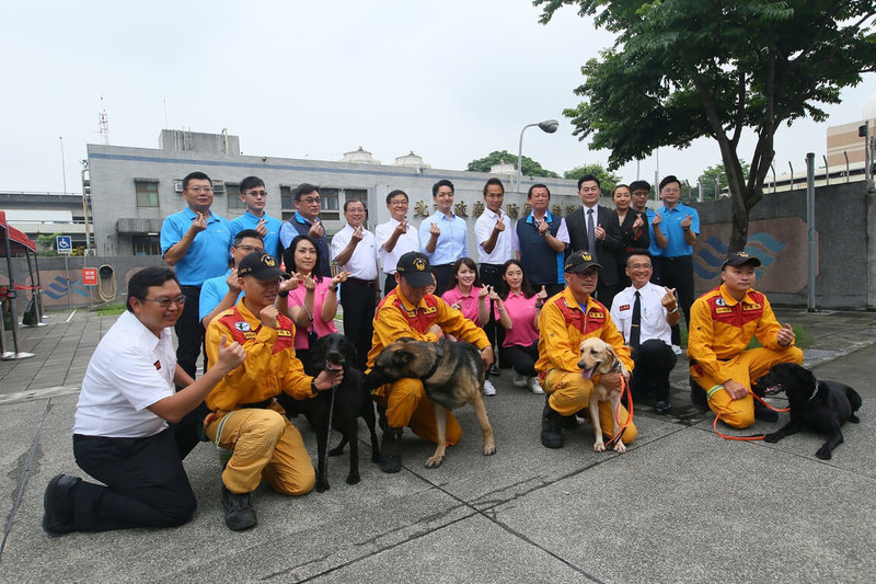 台北市搜救犬Sato和Hugo馳援土耳其震災表現優異。台北市長蔣萬安（後左6）25日到訓練基地視察時表示，將持續投入資源加強搜救犬小組發展，並積極提升訓練條件和犬隻管理。（台北市消防局提供）中央社記者黃麗芸傳真  112年5月25日