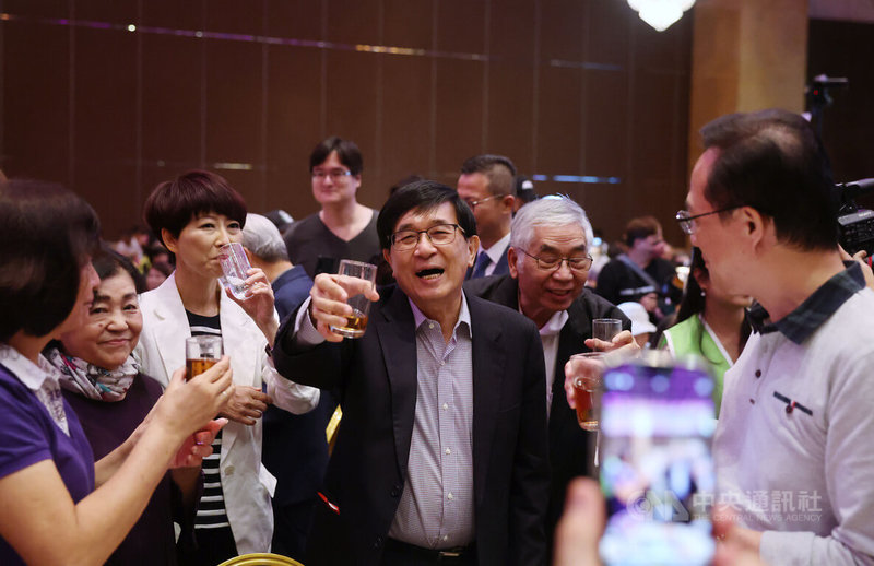 前總統陳水扁（中）25日晚間在台北大直典華會館，出席凱達格蘭基金會18週年感恩募款餐會，逐桌向與會賓客致意。中央社記者王飛華攝  112年5月25日