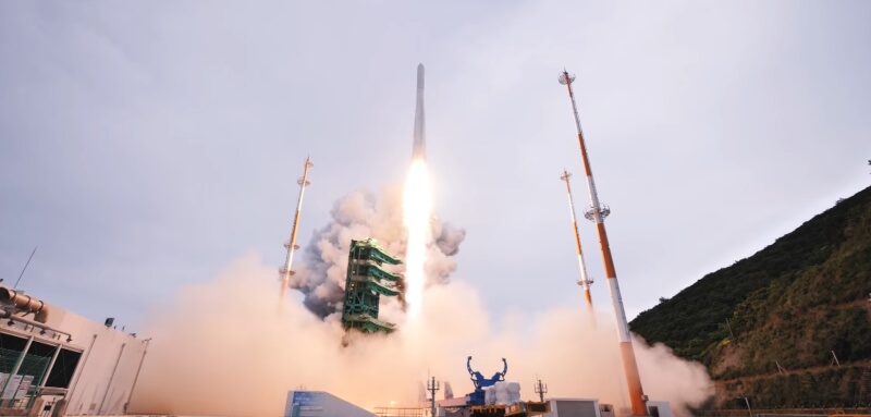 韓國25日宣布成功發射自主研製運載火箭「世界號」，總統尹錫悅說此項成就宣告韓國躋身七大太空強權之列。（圖取自facebook.com/sukyeol.yoon）