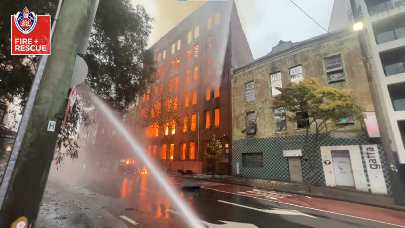 澳洲雪梨市中心一棟7層樓建築25日發生大火，消防單位出動100多名消防員和20輛消防車（圖取自twitter.com/FRNSW）
