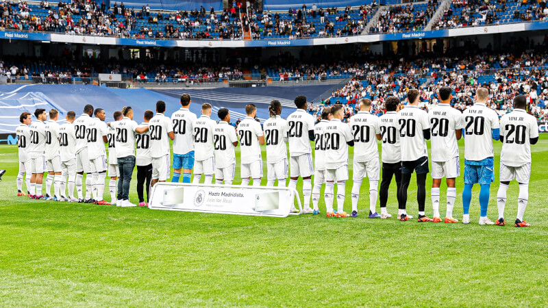 皇家馬德里隊前鋒小維尼修斯日前遭對手球迷種族歧視辱罵後，所有隊友24日穿上20號球衣力挺。（圖取自facebook.com/RealMadrid）