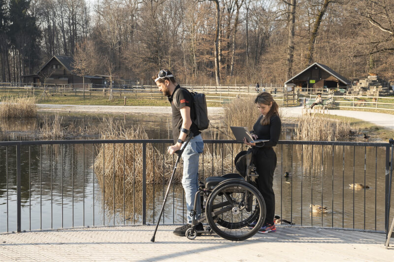 40歲的荷蘭人Gert-Jan（左）雙腿癱瘓十多年，靠著植入介面重新連接大腦和脊髓，現在靠著意念控制，重拾平穩走路的能力。（圖取自洛桑聯邦理工學院網頁actu.epfl.ch）