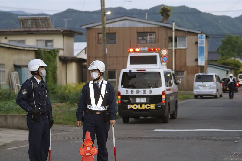 日本長野縣中野市內25日傍晚發生一起男子持獵槍槍擊事件，造成2員警和1女子死亡。（共同社）