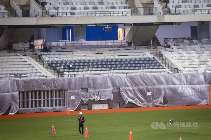 台北市議員鍾佩玲指出，將啟用大巨蛋體育場館的座椅寬度疑不足，可能影響逃生。北市都發局25日表示，發使用執照前會確認狀況。（中央社檔案照片）