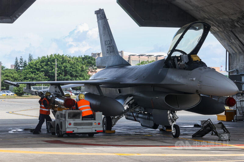 圖為花蓮基地公開展示F16V戰機潛力裝掛作業。（中央社檔案照片）