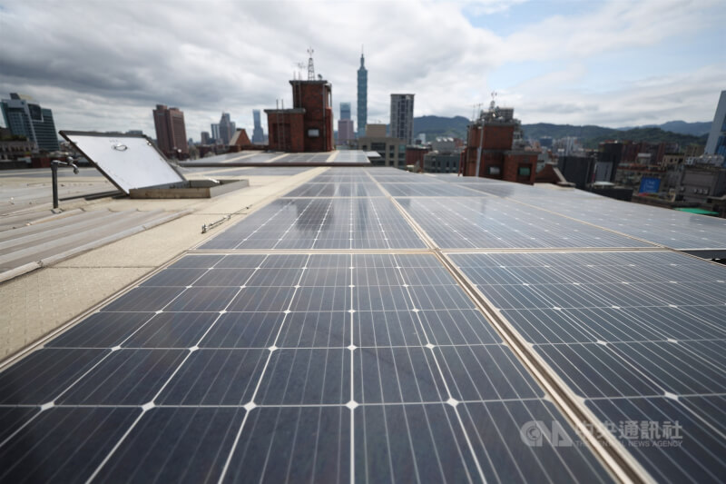 國際能源總署25日表示，由於清潔能源支出超過化石燃料，預估今年太陽能投資將首度超越石油。圖為台北信義新城頂樓的太陽能板。（中央社檔案照片）