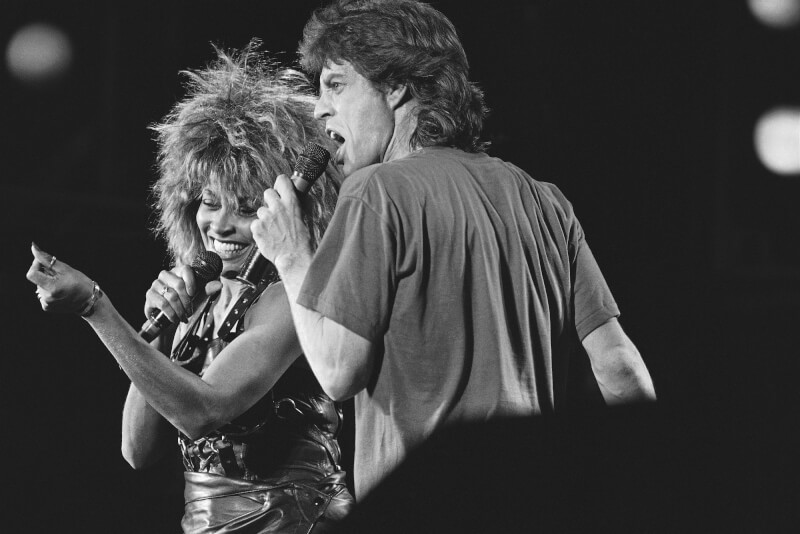 蒂娜透娜（左）1985年與米克傑格（右）在美國費城一場公益演唱會同台表演。（美聯社）
