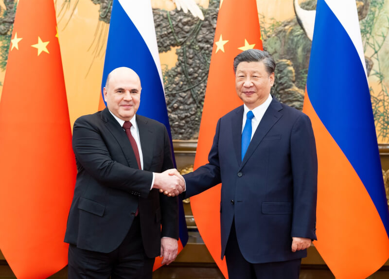 俄羅斯總理米舒斯京（左）訪北京，24日會見中國國家主席習近平（右）。（圖取自twitter.com/SpokespersonCHN）