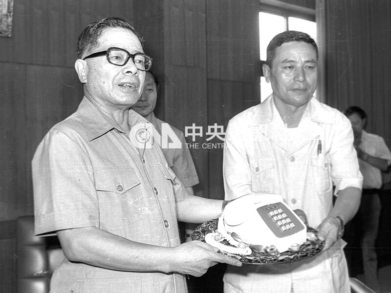 1981年6月12日，交通部長林金生（左）頒贈彩色按鈕電話給大台北地區第100萬個裝機的幸運用戶史進（右）。（中央社檔案照片）