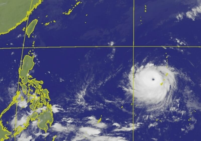 氣象專家吳德榮25日表示，颱風瑪娃已通過關島附近，約5至6天後在巴士海峽附近向東北大迴轉。圖為25日上午8時20分衛星雲圖。（圖取自氣象局網頁cwb.gov.tw）